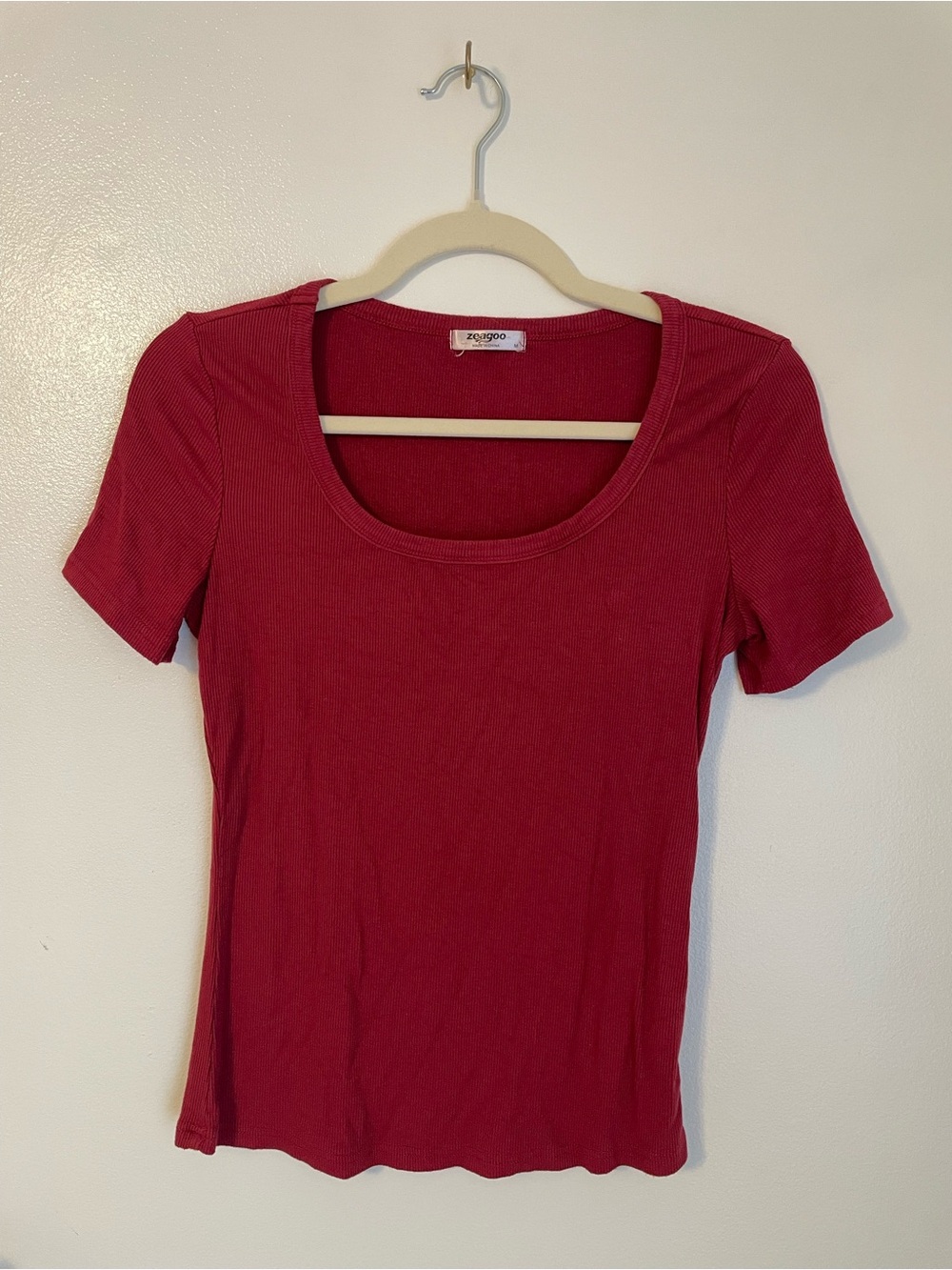 Red scoop neck fitted short sleeve shirt size medium Zeagoo